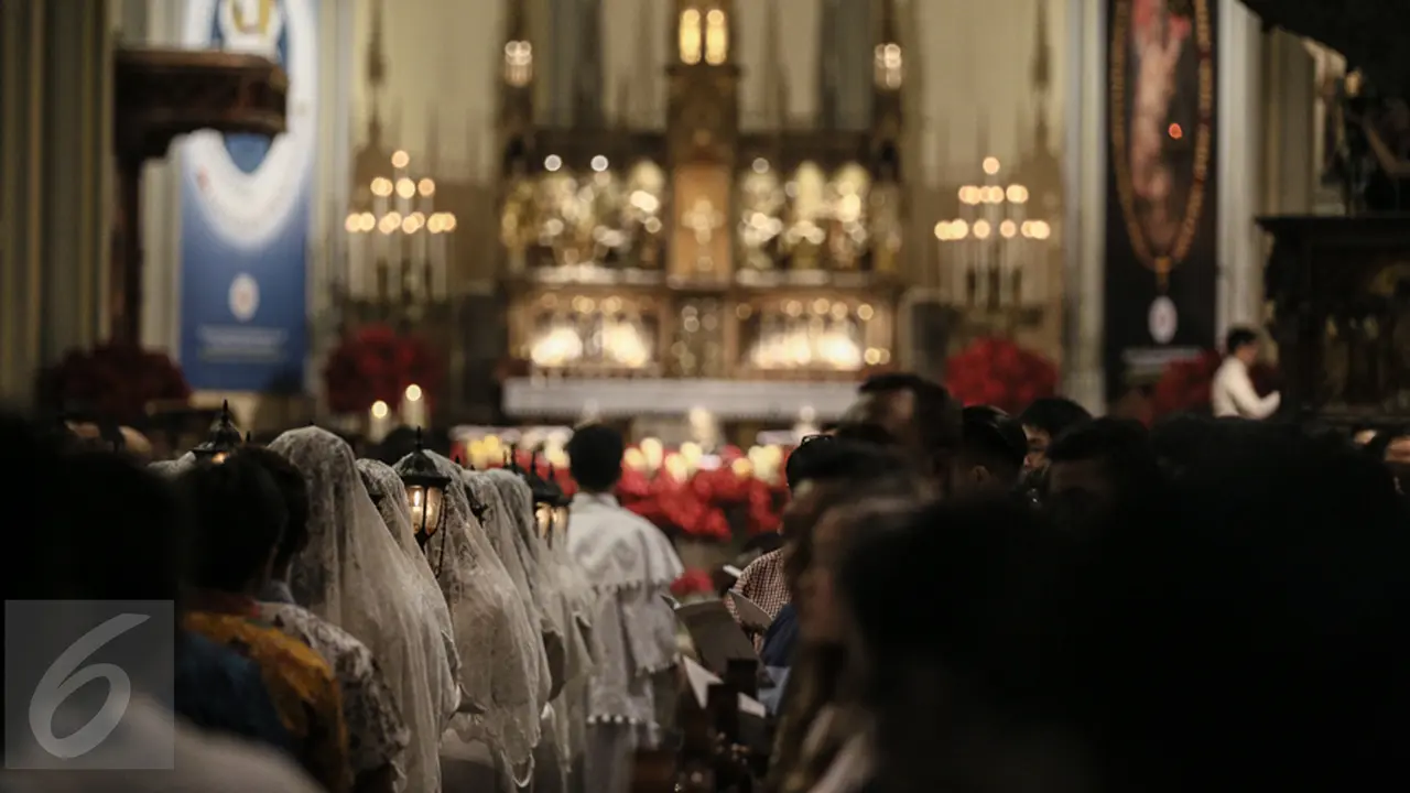 20151224-Puluhan Ribu Jemaat Padati Misa Natal di Gereja Katedral-Jakarta