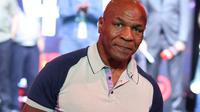 Mantan Juara Kelas Berat, Mike Tyson, terlihat di Manhattan Center saat penimbangan untuk pertandingan Fatal Fury di Times Square pada tanggal 1 Mei 2025 di New York City. (Al Bello/Getty Images via AFP)