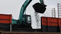 Batu bara dimuat ke truk di Pelabuhan Karya Citra Nusantara (KCN) Marunda, Jakarta, 17 Januari 2022. Indonesia melonggarkan larangan ekspor batu bara. (ADEK BERRY/AFP)