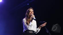 Penyanyi bernama lengkap Christina Hannah Judith Perri itu membuka penampilannya dengan lagu 'Shoot Me To The Heart' di atas panggung Java Jazz Festival (JJF) 2015 di JIExpo Kemayoran, Jakarta, Minggu (8/3/2015). (Liputan6.com/Faizal Fanani)