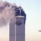 (FILES) Dalam file foto ini, pesawat komersial United Airlines penerbangan 175 mendekati menara selatan World Trade Center saat asap mengepul dari menara utara di Manhattan, New York pada 11 September 2001. (AFP/Seth Mcallister)