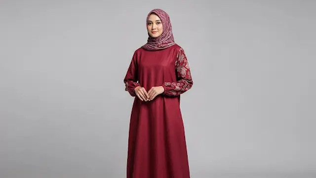 Dress Linen Polos dengan Detail Batik di Lengan
