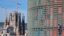 Pendaki pencakar langit, Alain Robert, yang juga dikenal sebagai 'Spiderman Prancis' memanjat Menara Agbar setinggi 144 meter di Barcelona, Rabu (4/3/2020). Aksi itu untuk menyerukan pemerintah dan individu di dunia agar lebih bertanggung jawab dalam menghadapi virus corona COVID-19. (AP/Joan Mateu)