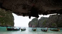 Sejumlah perahu berlabuh di Maya Bay, pulau Phi Phi Leh, Thailand, Kamis (31/5). Maya Bay akan ditutup untuk memulihkan terumbu karang yang sakit akibat peningkatan suhu serta pencemaran lingkungan oleh pengunjung. (AP Photo/Sakchai Lalit)