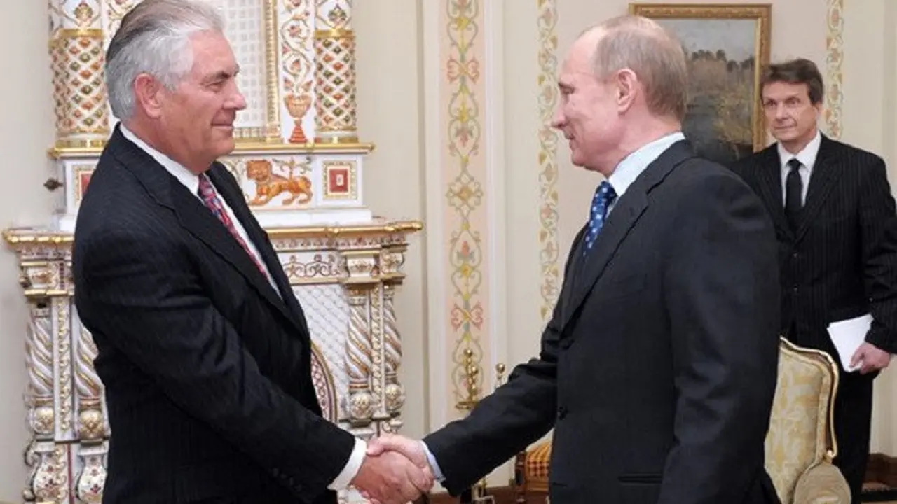 Rex Tillerson dianugerahi gelar Order of Friendship dari Presiden Putin setelah membuat kesepakatan dengan perusahaan minyak milik negara, Rosneft
