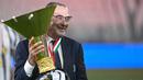 Selebrasi pelatih Juventus, Maurizio Sarri dengan trofi juara Liga Italia 2019/2020 setelah berakhirnya laga menghadapi AS Roma di Allianz Stadium, Turin (1/8/2020). Maurizio Sarri pernah membesut Juventus dan Napoli yang menjadi rival Utara-Selatan antara Turin dan Naples. Napoli ditanganinya pada 2015/2016 hingga 2017/2018. Sementara Juventus memakai jasanya selama semuism pada 2019/2020. (AFP/Isabella Bonotto)