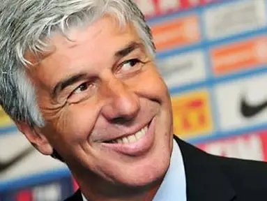 Pelatih baru Inter Milan Gian Piero Gasperini diperkenalkan ke khalayak media di pemusatan latihan Inter di Appiano Gentile, Milan, 5 Juli 2011. AFP PHOTO/GIUSEPPE CACACE