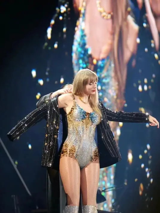 <p>Satu penampilan fenomenal Taylor Swift di atas panggung. Dalam foto ini, Taylor Swift mengenakan one piece bodycon swimsuit berwarna unicorn yang luar biasa cantik. Penampilannya semakin berkilau karena bodycon yang dikenakan Taylor di sini bertabur payet batu berwarna-warni, membuat kulitnya juga tampak bercahaya. Foto: Instagram.</p>