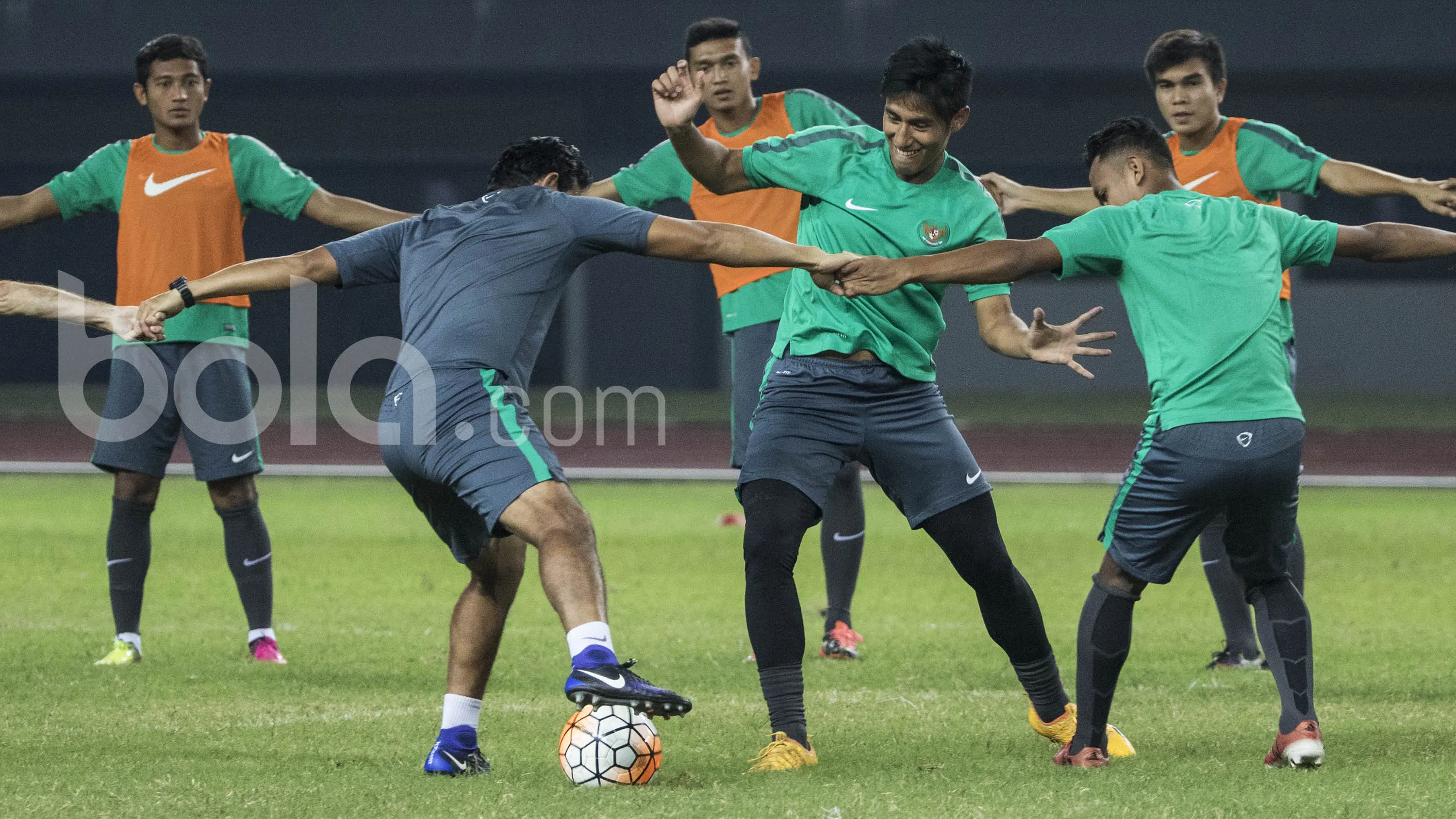 Pemain Timnas Indonesia, Hanif Sjahbandi, berebut bola dengan asissten pelatih, Bima Sakti saat latihan. Uji coba ini menjadi laga terakhir Timnas U-22 sebelum berangkat untuk pelatihan panjang di Spanyol. (Bola.com/Vitalis Yogi Trisna)