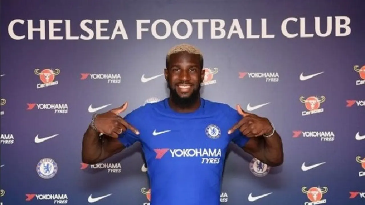 Tiemoue Bakayoko menandatangani kontrak lima musim bersama Chelsea.