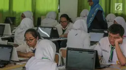 Sejumlah siswa mengikuti Ujian Nasional Berbasis Komputer (UNBK) di SMP Negeri (SMPN) 1, Cikini, Jakarta, Senin, (22/4). Sebanyak 4.279.008 siswa mengikuti UNBK tingkat SMP dan Madrasah Tsanawiyah (MTS) yang dilaksanakan mulai 22 April hingga 25 April. (Liputan6.com/Faizal Fanani)