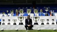 Iker Casillas berpose dengan trofi juara yang pernah diraihnya bersama Real Madrid saat setelah menyampaikan salam perpisahan di Stadion Santiago Bernabeu, Madrid. (13/7/2015). (AFP PHOTO/JAVIER SORIANO)