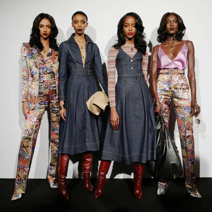 Busana Disko Kolaborasi Zendaya x Tommy Hilfiger di Paris Fashion Week