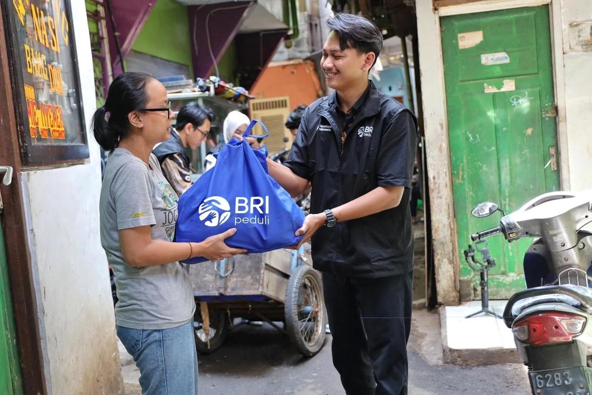 Program Berbagi Bahagia Bersama BRI. BRI salurkan bantuan sembako sebanyak 279 ribu paket kepada masyarakat.