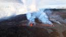 Foto udara pada 22 Desember 2021 menunjukkan gunung berapi Piton de la Fournaise yang meletus di pulau Reunion, Samudra Hindia Prancis. Letusan terjadi di daerah yang sama sekali tidak berpenghuni. (Richard BOUHET/AFP)