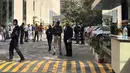 Seorang petugas polisi (Tengah) berdiri di pintu masuk gedung kantor tempat otoritas pajak India menggerebek kantor BBC di New Delhi, Selasa (14/2/2023). Otoritas pajak India melakukan penggeledahan kantor BBC di New Delhi, kata seorang jurnalis di lembaga penyiaran itu kepada AFP, beberapa minggu setelah menayangkan film dokumenter yang mengkritik Perdana Menteri Narendra Modi. (Sajjad HUSSAIN / AFP)