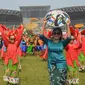 Ribuan siswa Sekolah Dasar (SD) meramaikan Festival Bandung Ulin di lapangan terbuka Sarana Olah Raga (SOR) Arcamanik, Kota Bandung, Kamis (3/11/2022). (Liputan6.com/Dikdik Ripaldi)
