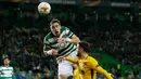 Pemain Sporting CP Sebastian Coates melompat merebut bola dari pemain Atletico Madrid Saul Niguez pada leg kedua perempat final Liga Europa di Estadio Jose Avalade, Jumat (13/4). Atletico Madrid tetap maju ke semifinal meski kalah 0-1  (AP/Armando Franca)