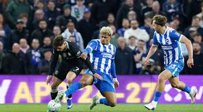 Georgino Rutter melepaskan tekel ke arah Pedro Neto di laga Brighton vs Chelsea, Rabu (22/4/2026) (Gareth Fuller/PA via AP)