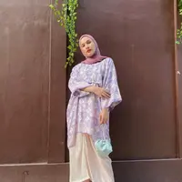 6.  Tunik batik modern warna lilac yang dipadukan dengan kain lilit seperti yang dikenakan Dwi Handayani ini juga tak kalah menarik untuk kondangan (Instagram/dwihandaanda).