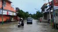 Ratusan rumah warga di Tulungagung terendam banjir. Sementara itu, langkah revitalisasi Luar Batang menggusur warga lokal.