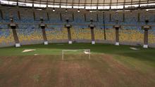 Kondisi lapangan di stadion Maracana yang menjadi tempat pelaksanaan Olimpiade Rio 2016 di Rio de Janeiro, Brasil (2/2). Sayang kini kondisi stadion tak terurus karena tidak ada biaya perawatan. (AP Photo/Silvia Izquierdo)