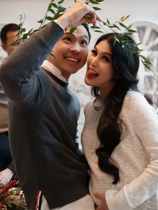 "Terima kasih Tuhan atas semua perlindunganMu & kesempatan buat saya untuk melahirkan seorang anak 😇🙏 Terima kasih semua doa & dukungan teman teman 😊🙏 Maaf tidak bs balas 1-1, krn fokus belajar menjadi ibu (maklum newbie 😂)," tulis Sandra Dewi.