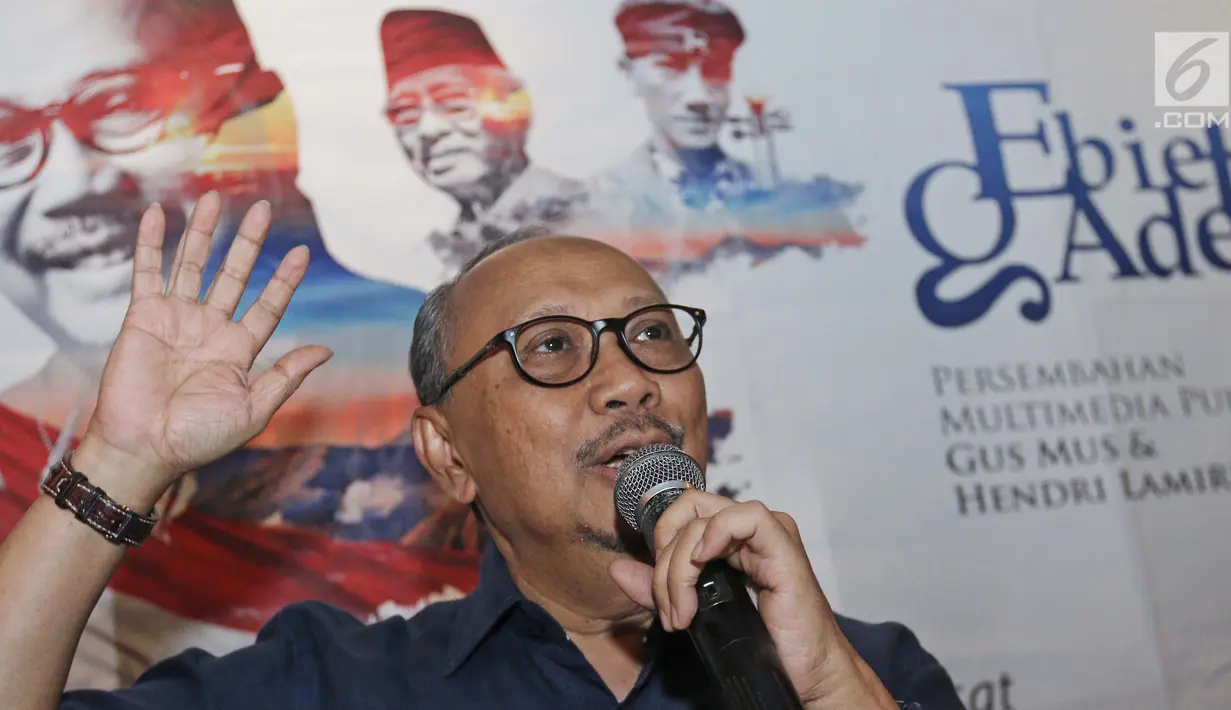 Penyanyi Ebiet G. Ade memberi ketrangan saat jumpa pers pagelaran musik puisi Ebiet G. Ade di kawasan Sudirman, Jakarta, Selasa (29/08). Pargelaran musik tersebut akan digelar pada 6 September 2017. (Liputan6.com/Herman Zakharia)