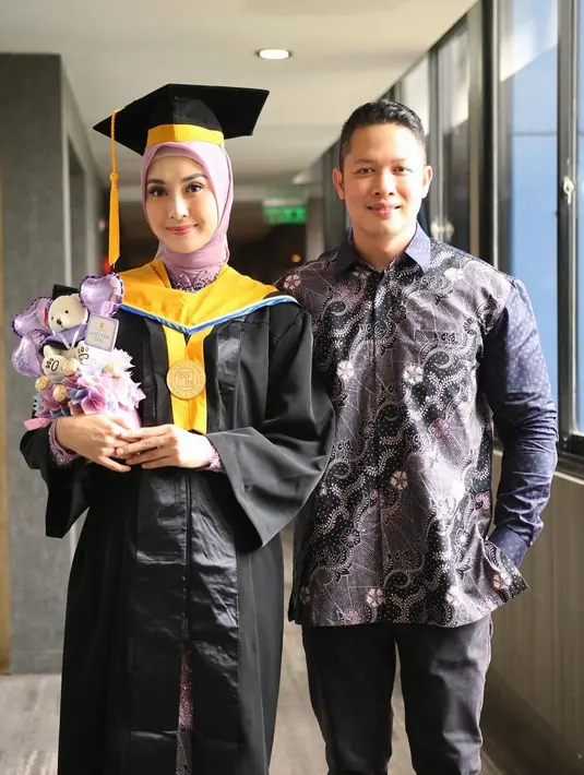 Keberhasilan Kevin Lilliana yang menyandang gelar baru tentunya tak lepas dari dukungan sang suami, Oskar Mahendra. Melalui laman Instagramnya, Oskar Mahendra ungkap jika ia senang menjadi salah satu orang yang menjadi saksi perjalanan Kevin Lilliana dalam menyelesaikan studi S2-nya. Wajah bangga sekaliguss bahagia terlihat jelas di wajah suami jebolan Puteri Indonesia itu. (Liputan6.com/IG/@kevinlln)