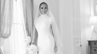 Di hari bahagianya itu, Jennifer Lopez tampil dengan 3 gaun pengantin serba putih dengan desain yang berbeda karya Ralph Lauren. (Instagram/ralphlauren).