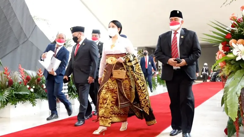 Ketua DPR Puan Maharani pakai baju adat Bali