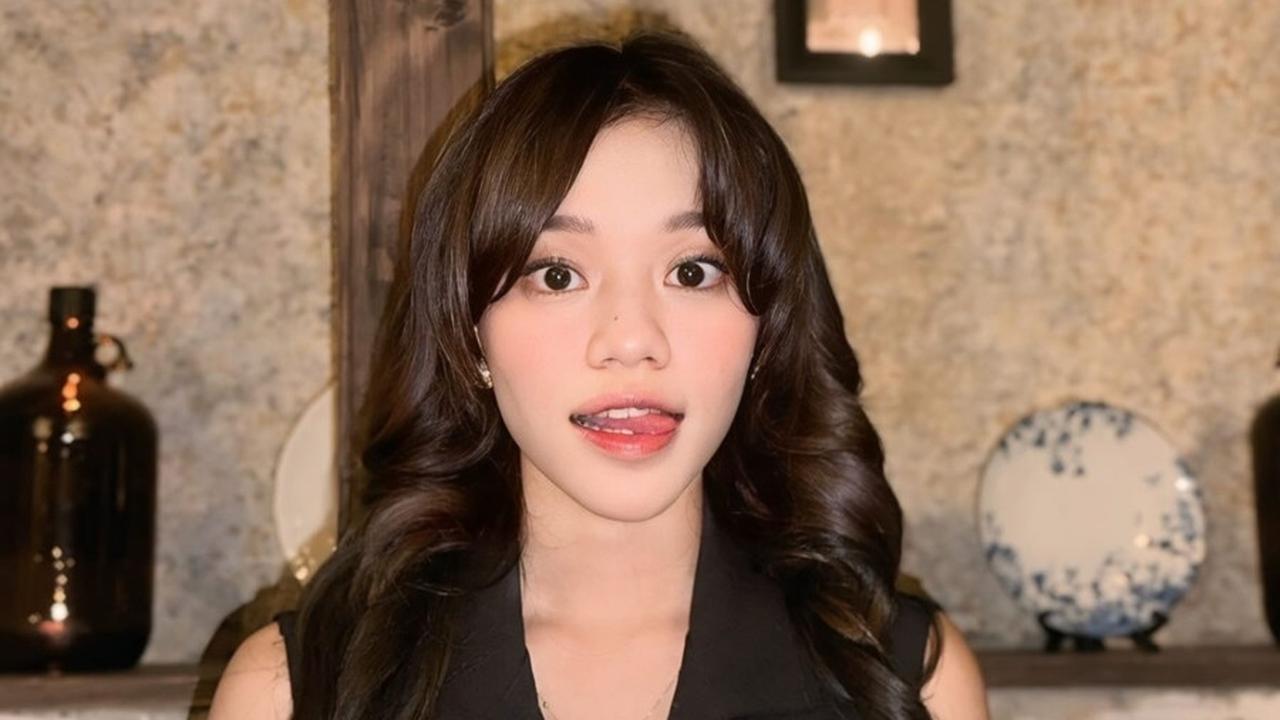 Kalian setuju nggak kalau di unggahan terbarunya, Ummi Quary tampil seperti wanita berkelas banget?<br><br>