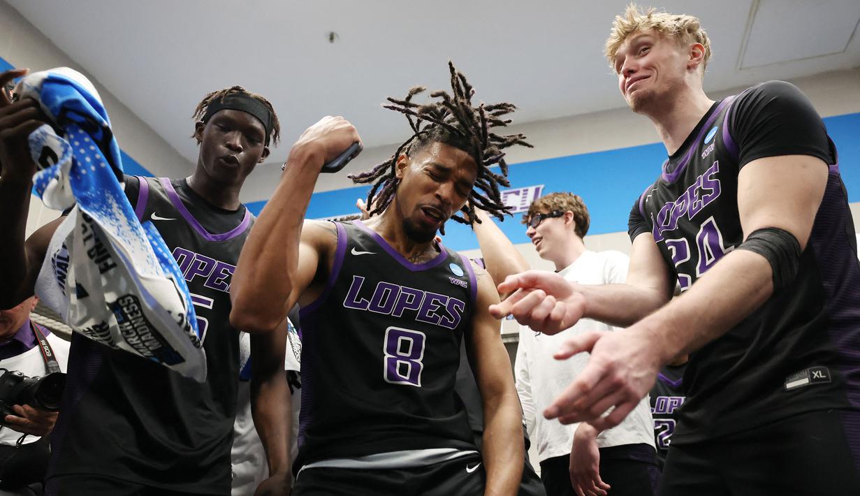 Collin Moore (tengah) dan para pemain Grand Canyon Antelopes merayakan kemenangan di ruang ganti setelah mengalahkan Saint Mary pada putaran pertama Divisi I NCAA yang berlangsung di Spokane Veterans Memorial Arena, Washington, Amerika, Minggu (23/03/2024) WIB. (AFP/Getty Images/Steph Chambers)