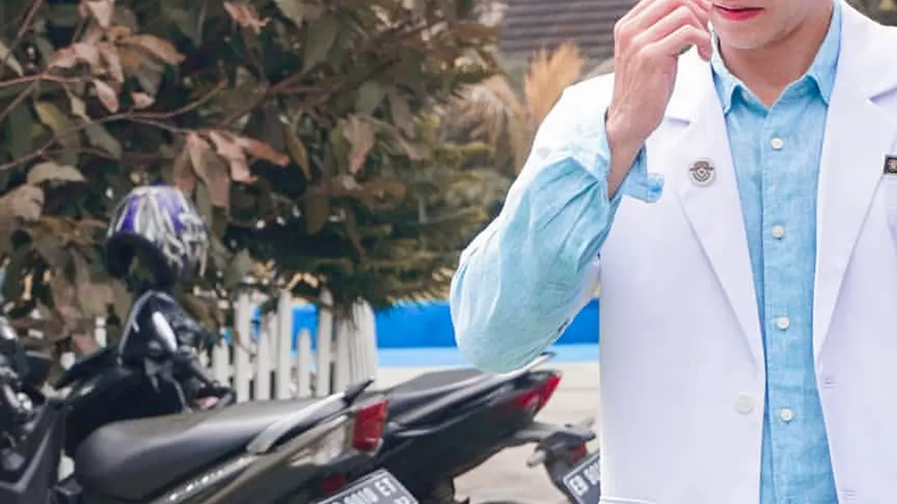 7 Gaya Stefan William Jadi Dokter Muda di Sinetron Ini Makin Keren