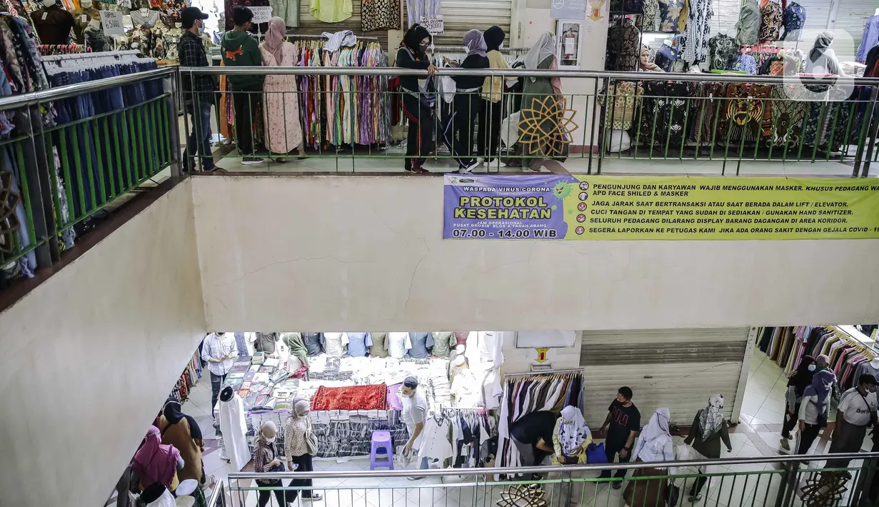 Pengunjung saat berbelanja di Pasar Tanah Abang, Jakarta, Minggu (10/10/2021). Dilonggarkannya kebijakan PPKM di Jakarta membuat aktivitas perdagangan di Pasar Tanah Abang kembali bangkit. (Liputan6.com/Faizal Fanani)