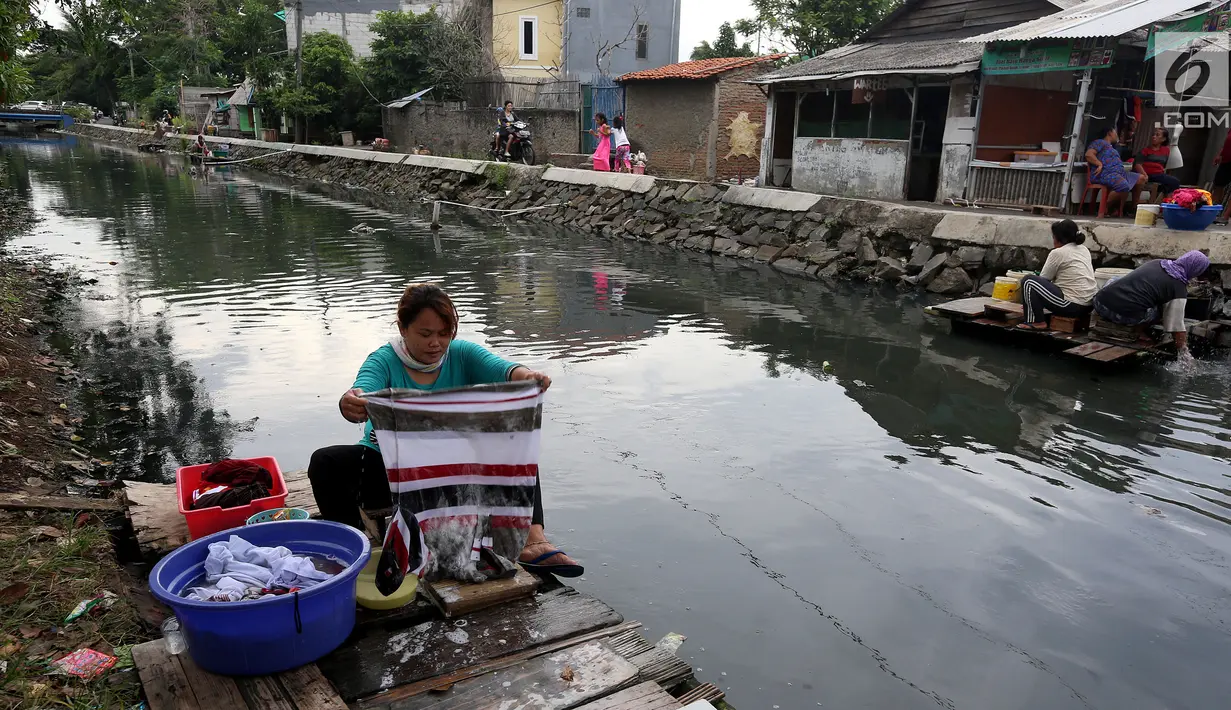 Sejumlah warga memanfaatkan aliran Kali Maja untuk mencuci pakaian, Jakarta, Selasa (7/11). Warga dikawasan tersebut terpaksa memanfaatkan air kali untuk mencuci dikarenakan air di rumah mereka keruh dan asin. (Liputan6.com/JohanTallo)
