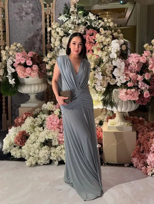 Agatha Pricilla tampil dengan long dress sleeveless drepped. @agthpricilla