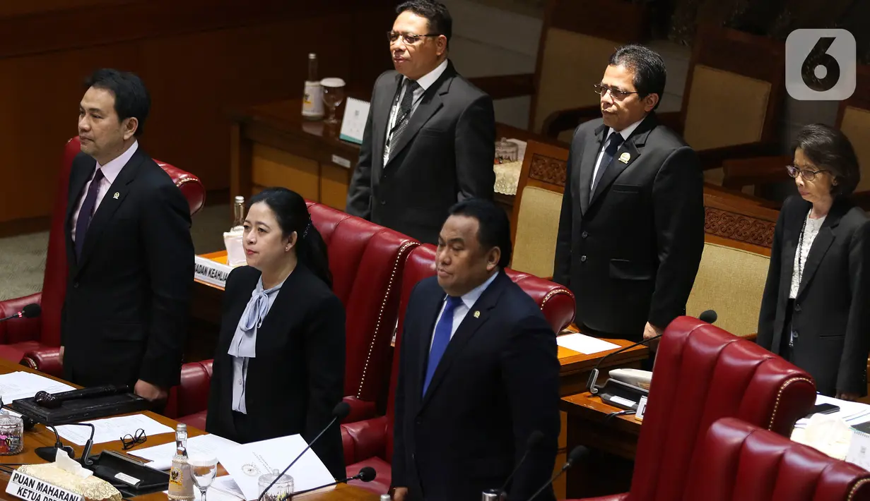 Ketua DPR Puan Maharani didampingi Wakil Ketua Rachmat Gobel dan Azis Syamsuddin memimpin Rapat Paripurna di Kompleks Parlemen Senayan, Jakarta, Senin (3/2/2020). DPR mengesahkan lima hakim agung dan tiga hakim ad hoc pada Mahkamah Agung (MA) dalam Rapat Paripurna. (Liputan6.com/Johan Tallo)