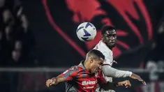 Pemain Cremonese Charles Pickel (depan) dan bek AC Milan Fode Ballo-Toure melakukan sundulan pada pertandingan sepak bola Serie A Liga Italia di Stadion Giovanni-Zini, Cremona, Italia, 8 November 2022. Pertandingan berakhir imbang 0-0. (Filippo MONTEFORTE/AFP)