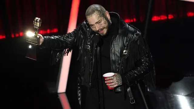 Post Malone dalam Billboard Music Awards 2020 (AP Photo/Chris Pizzello)