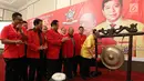 Ketua DPP Partai Golkar Bidang Organisasi Keanggotaan dan Daerah Freddy Latumahina (kanan) didampingi Dewan Pembina dan Plt Ketua Umum SOKSI memukul gong saat membuka Munas SOKSI ke-X di Jakarta (11/10). (Liputan6.com/JohanTallo)