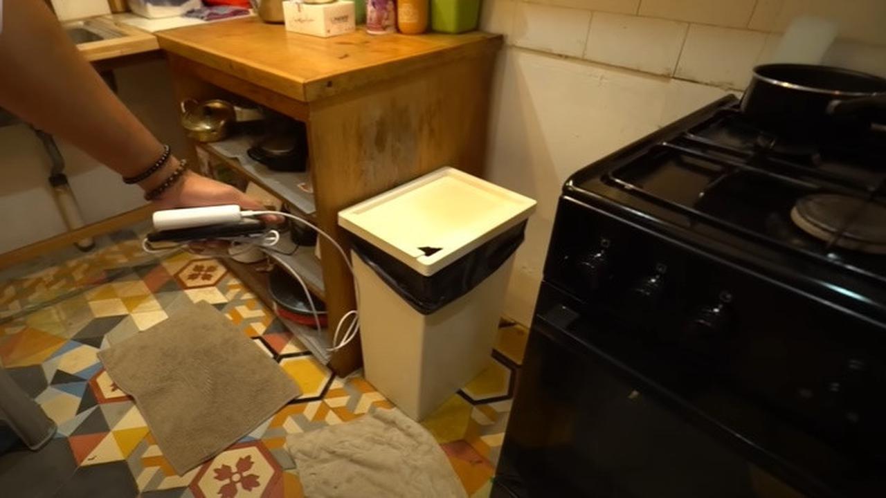 8 Potret Dapur Hesti Purwadinata yang Minimalis, Berkonsep Open Space - Gaya Rustic dengan Elemen Kayu