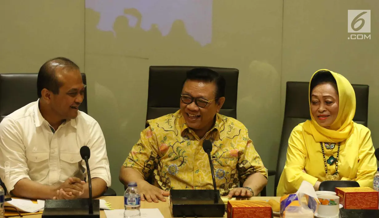 Ketua Dewan Pakar DPP Partai Golkar Agung Laksono (tengah) bersama anggota Dewan Pakar Golkar Ganjar Razuni (kiri) dan Watty Amir (kanan) saat rapat dewan pakar di Kantor DPP Golkar, Jakarta, Senin (20/11). (Liputan6.com/Angga Yuniar)