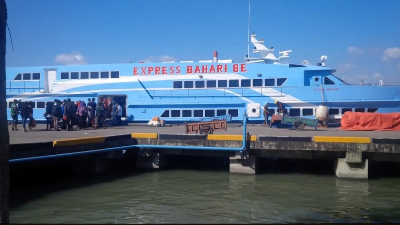 Kapal tujuan Bawean bersandar di pelabuhan. (Istimewa)