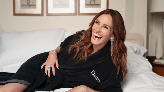 Julia Roberts tampil mewah di Festival Film Internasional Venesia ke-82 dengan mengenakan perhiasan dari Chopard. Dok. Chopard