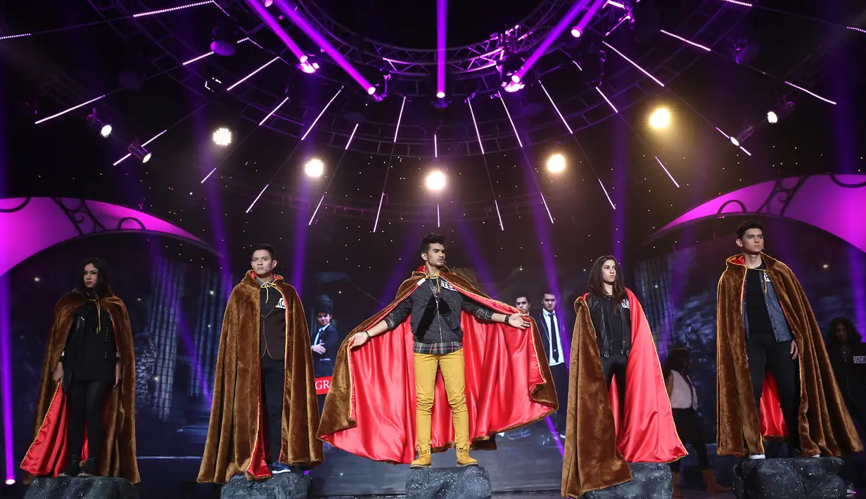 Aksi para finalis Ganteng-Ganteng Serigala mencari bakat di atas panggung (Galih W Satria/Bintang.com)