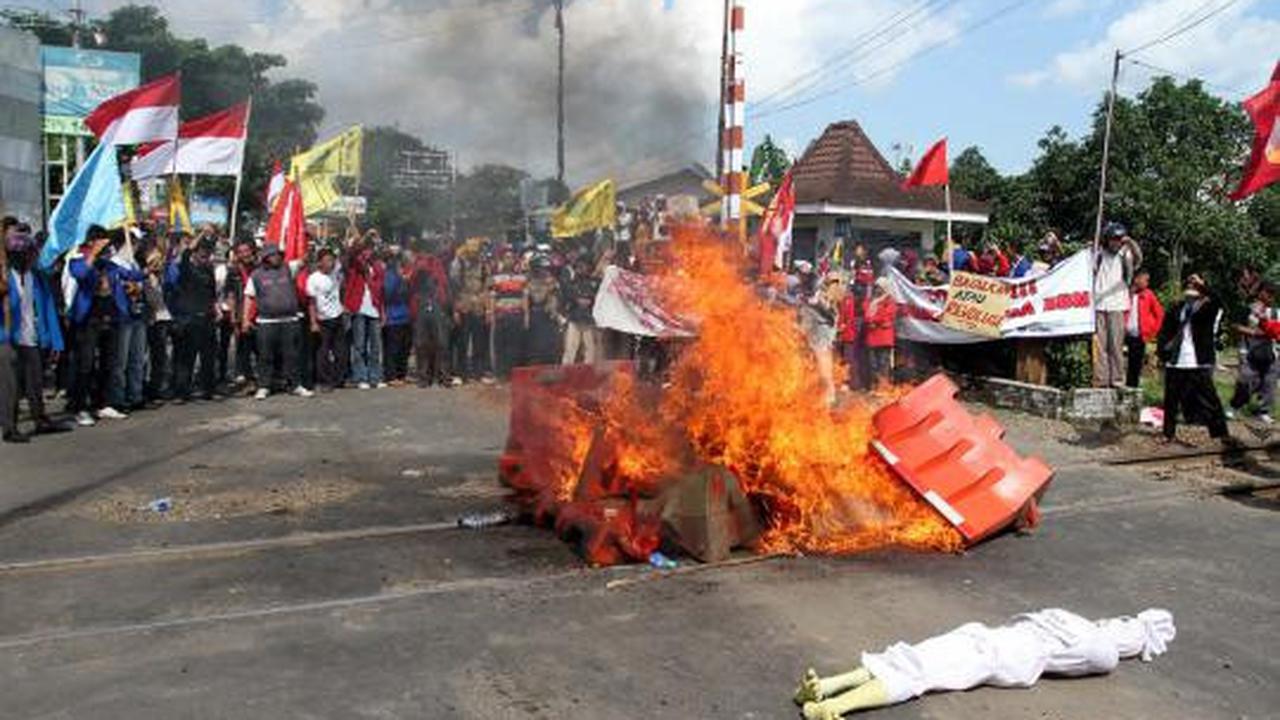 Rel diblokir, perjalanan KA terganggu