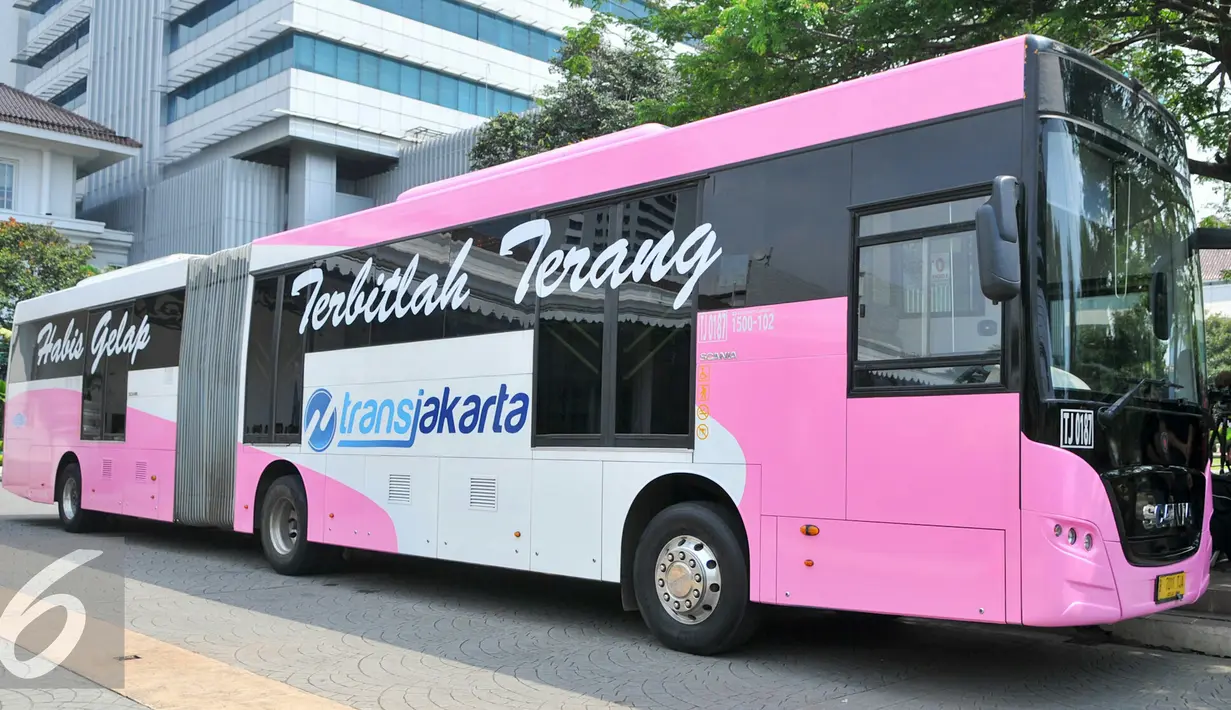 Transjakarta meluncurkan bus khusus perempuan bertepatan dengan Hari Kartini, Jakarta, Kamis (21/4). Bus Transjakarta khusus perempuan ini didominasi dengan warna pink. (Liputan6.com/Yoppy Renato)
