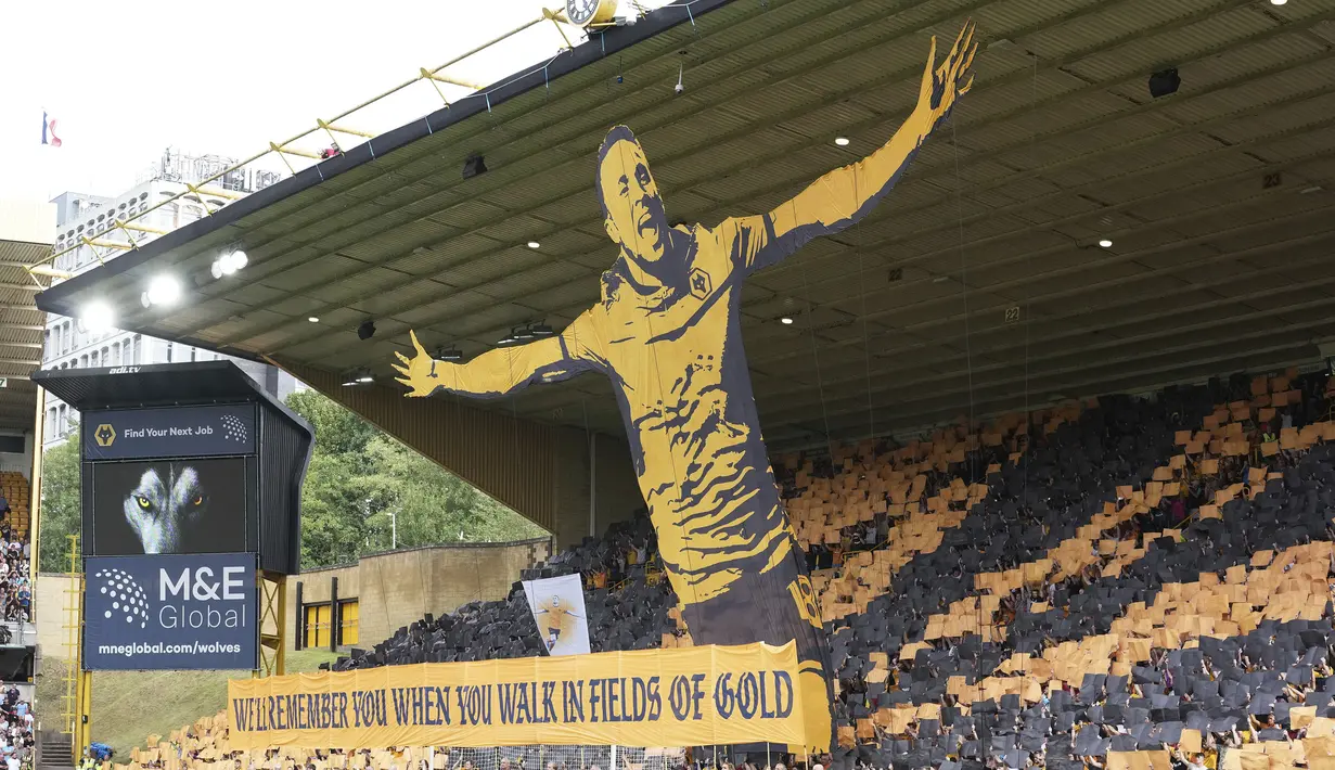 Suporter Wolverhampton membentangkan tifo bergambar mendiang Diogo Jota sebelum laga Liga Inggris 2025/2026 melawan Manchester City di Molineux Stadium, Wolverhampton, Inggris, Sabtu (16/08/2025). (AP Photo/Dave Shopland)