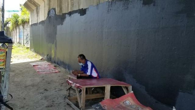 Mural bergambar mirip wajah Presiden Jokowi yang matanya tertutup bertuliskan '404: not found dihapus.